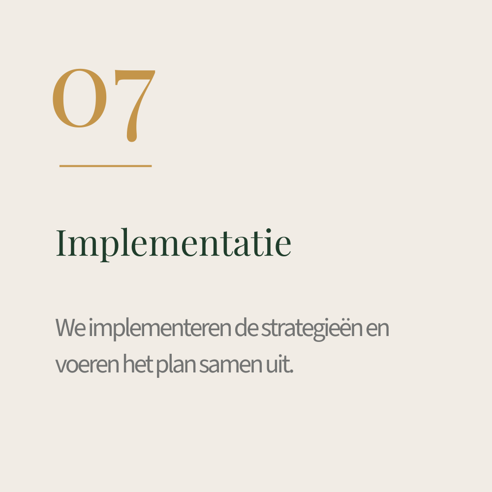 Pagina met cijfers '07' en de woorden 'Implementatie' en een beschrijving over het uitvoeren van strategieën en het uitwerken van het plan.
