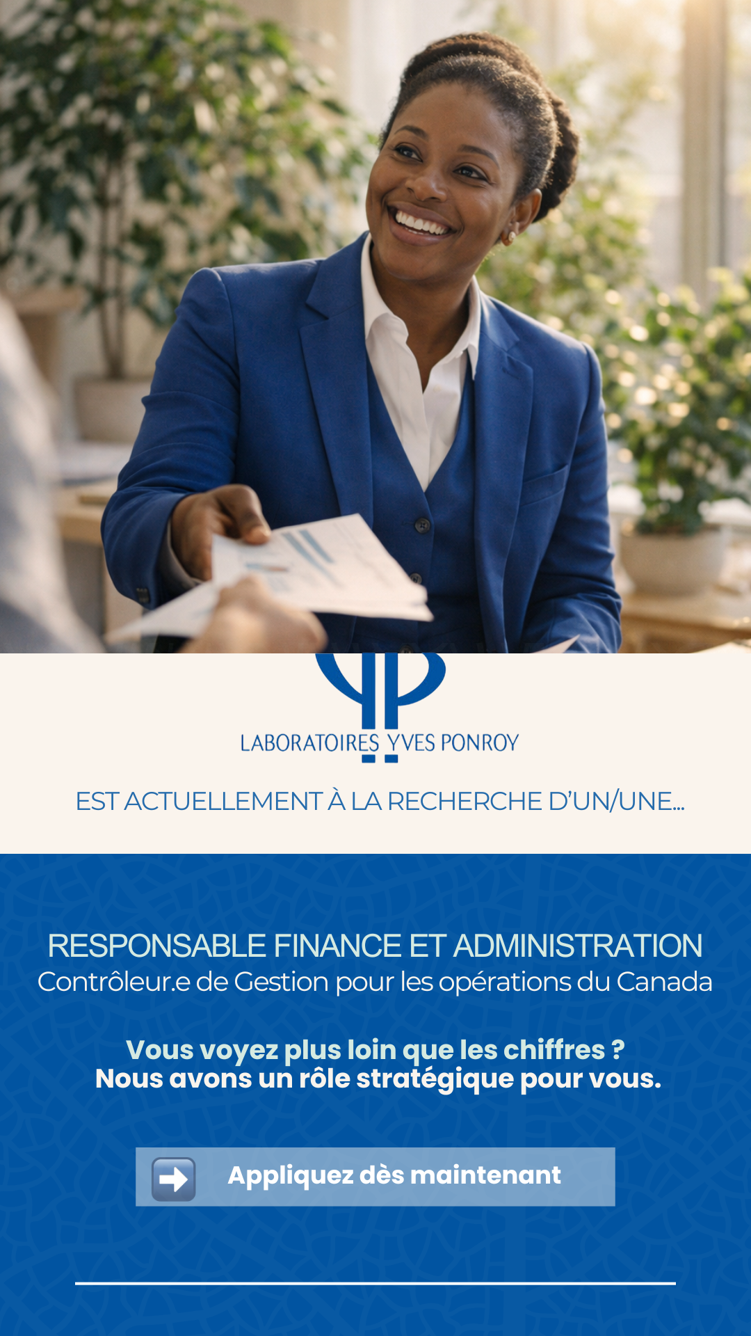 Femme qui assure un poste de responsable finance chez les laboratoires Yves Ponroy. Elle porte un veston bleu et arbore un grand sourire. Elle reflète l'ambiance positive de travailler dans une telle multinationale.