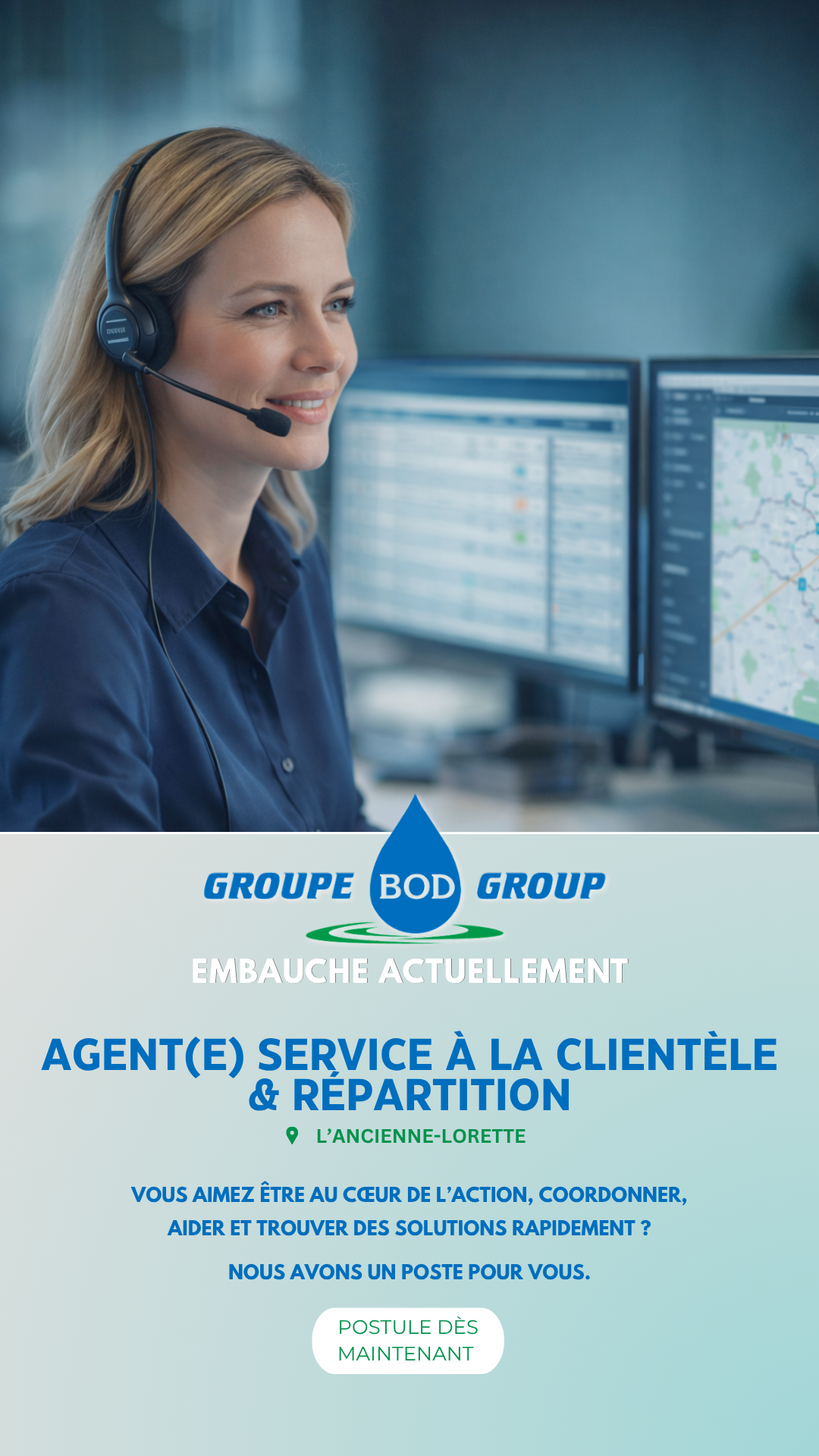 Femme travaillant à la répartition. Devant des écrans, elle porte un casque d'écoute et arbore un large sourire