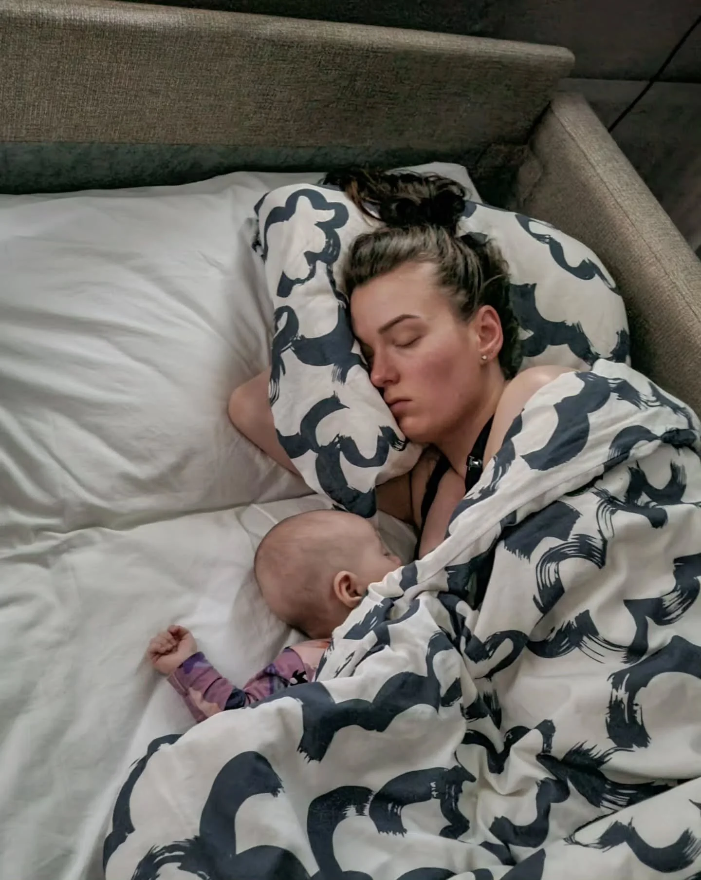 Min&auml; umpiv&auml;syneen&auml;; &ldquo;milloin t&auml;m&auml; vaihe loppuu?!" Valvotut y&ouml;t, sotkuiset p&auml;iv&auml;t, outo pehme&auml; vartaloni. 

Sitten katson t&auml;t&auml; pient&auml; vauvaa ja mietin: voi sinua, sinulle n&auml;m&