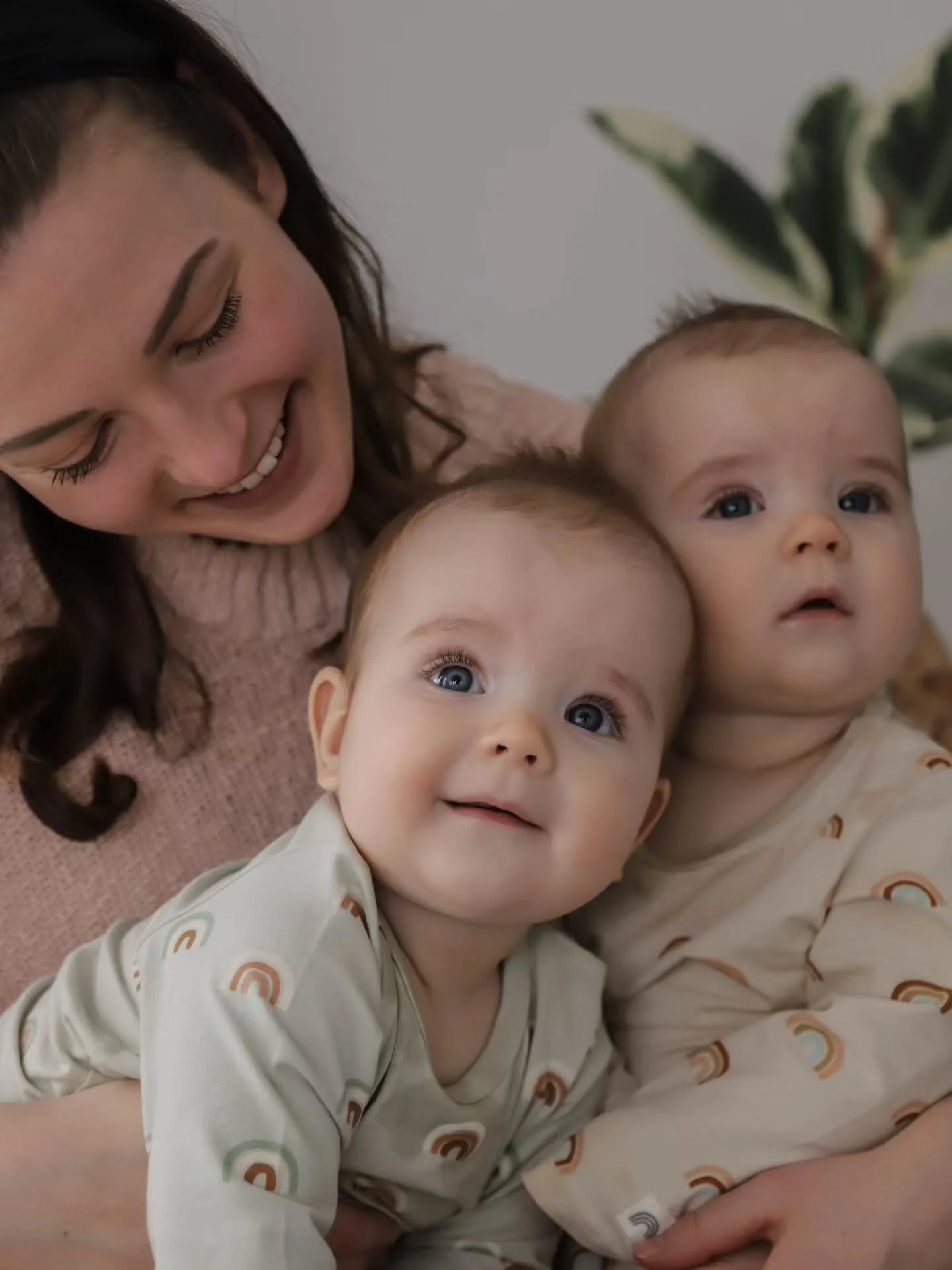 Jos vauvan synnytty&auml; hoivalle ja huolenpidolle on aivan erityinen paikkansa, on hoivalle ja huolenpidolle kaksosten synnytty&auml; aivan erityinen paikkansa x 2. 
Hyv&auml;&auml; kaksosten p&auml;iv&auml;&auml;. Ihaillaan teit&auml;!! 🩷🩷

Kuva