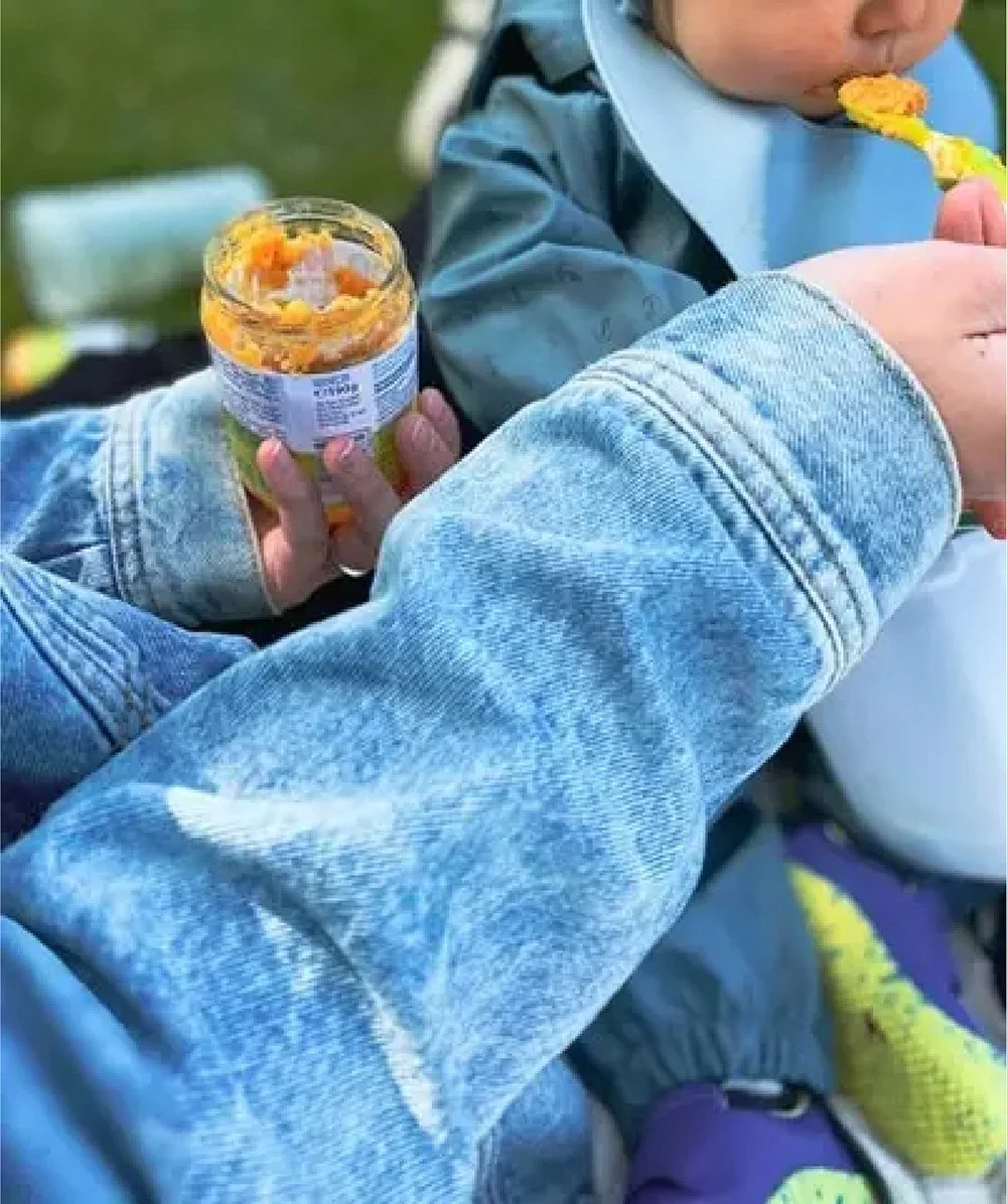 Lasten syövät ja leikkivät ulkona.