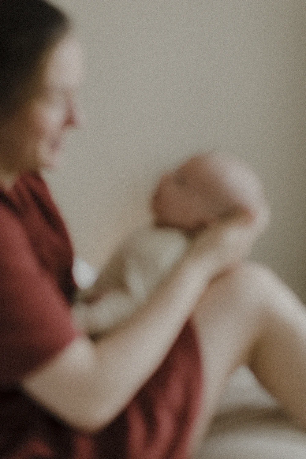 Hoitaja hoitaa vauvaa.