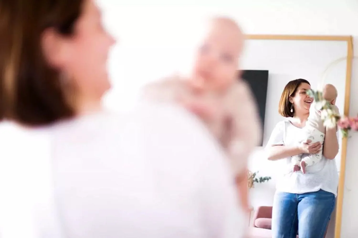 Nainen pitää vauvaa sylissä.