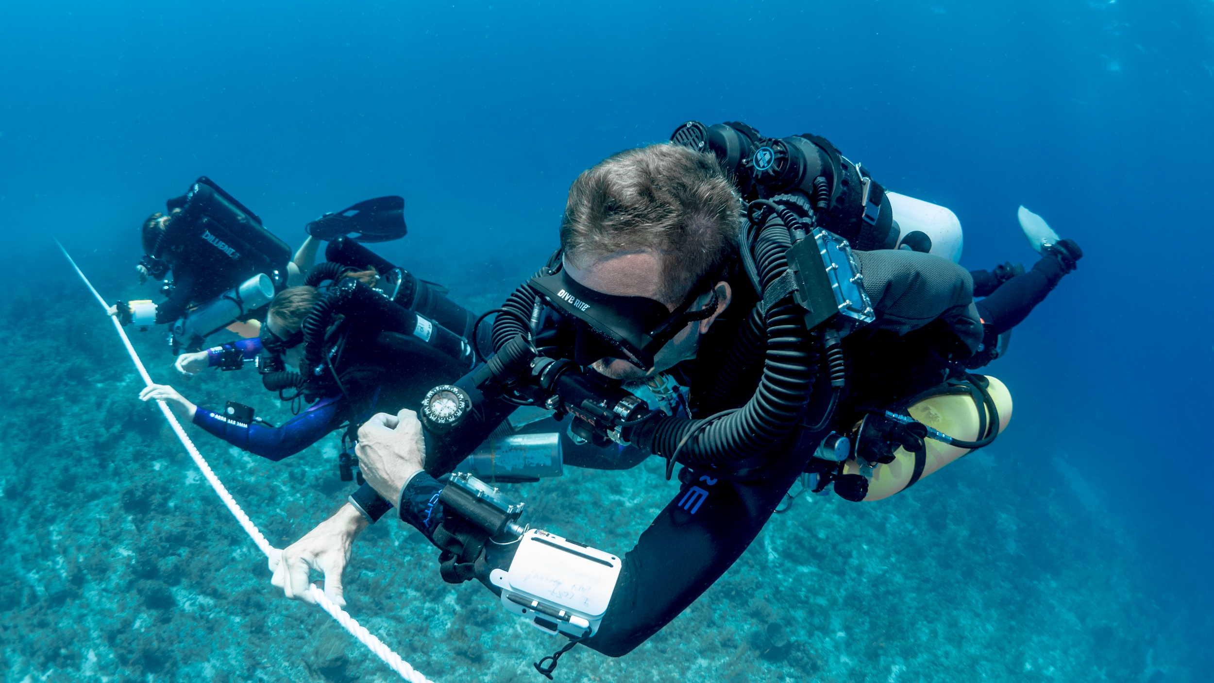 92_108_HiResC__Dive_Team_Making_A_Deco_Stop.png