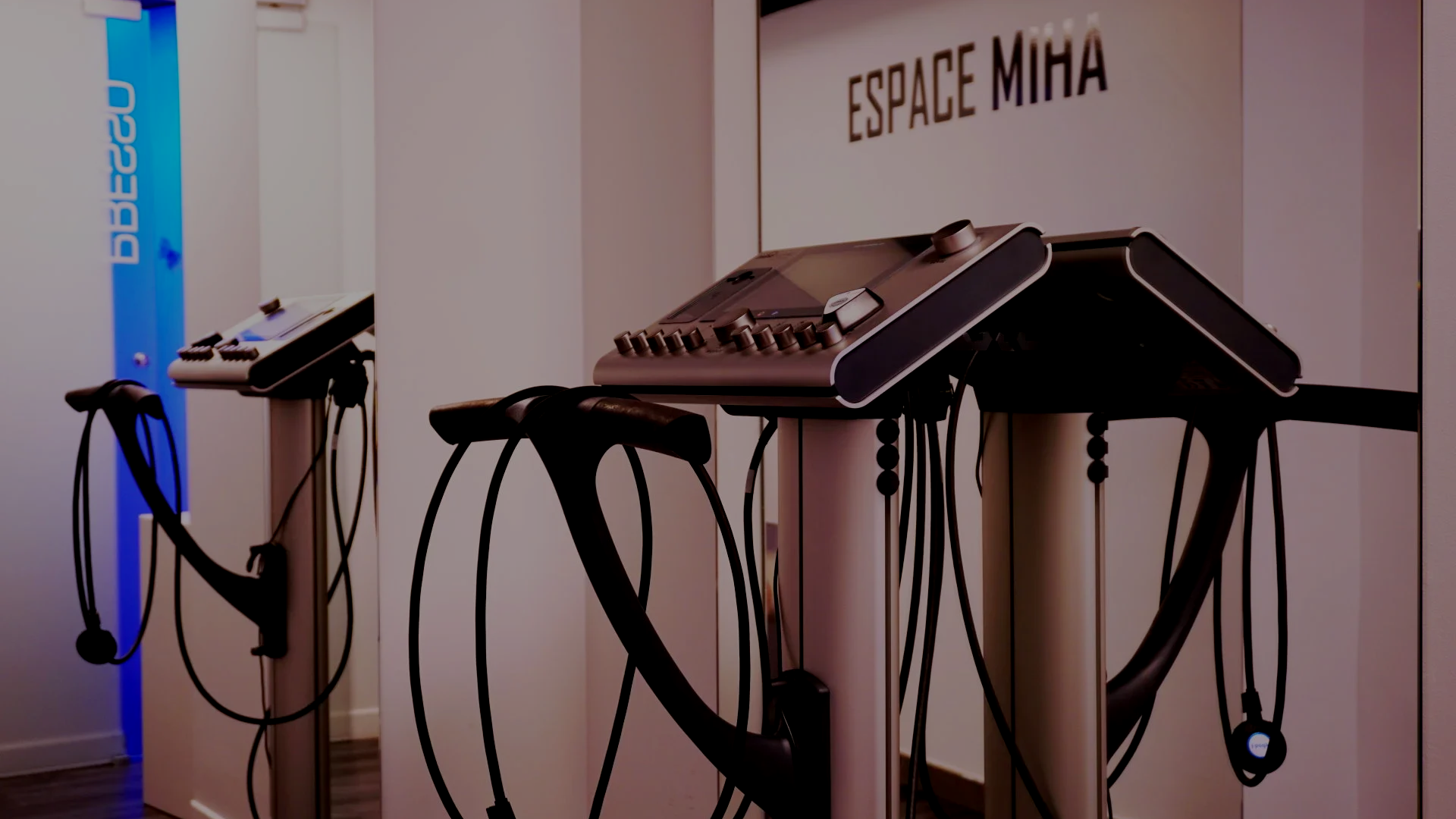 Salle d'exposition avec des équipements d'électrostimulation du groupe" MIHA Bodytech'"