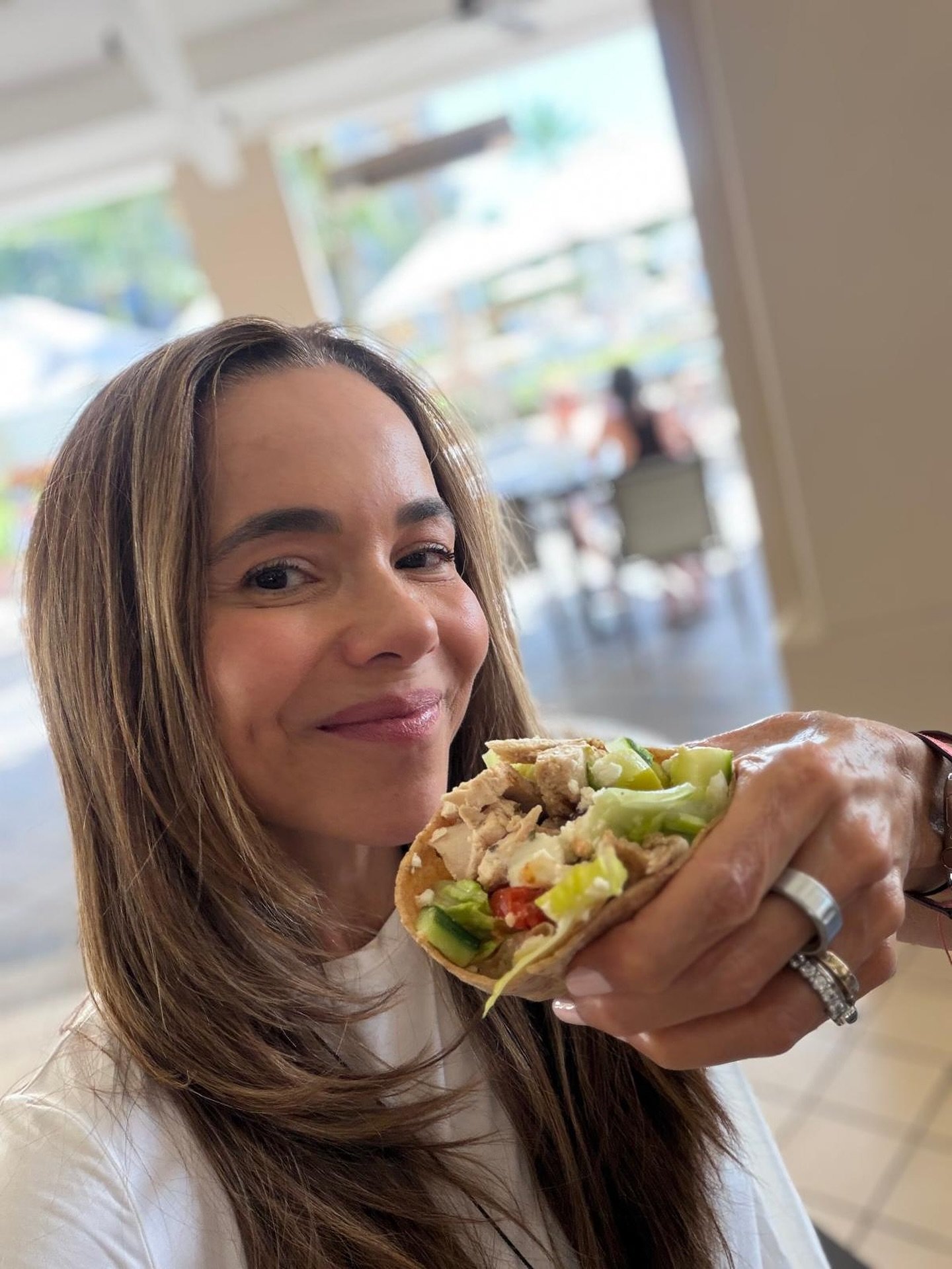 Comer saludable no significa pasar hambre ni vivir de ensaladas tristes. 🥗🚫

Significa alimentar tu cuerpo con lo que necesita para rendir, recuperarse y sentirse incre&iacute;ble. 

Bueno, s&iacute;, hay que aprender a ser un poco creativas en la 