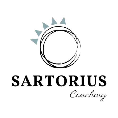 Logo avec un cercle et des triangles au sommet, texte "SARTORIUS Coaching" en dessous.