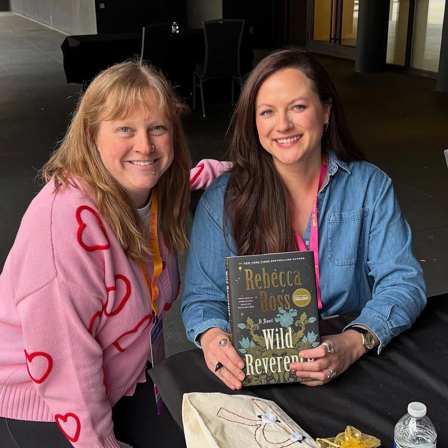 @beccajross was so lovely to meet! A River Enchanted was my first love in the fantasy/romantasy space and holds such a special place in my heart. Everything she writes feels magical to read ❤️✨ @loveyallbookfest