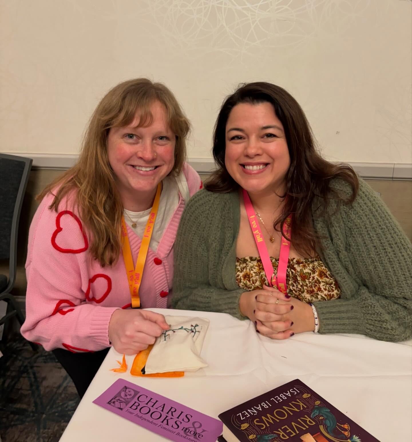 Don&rsquo;t mind me, just over here fangirling over meeting one of my favorite authors today 🥹🤩😊 Such a lovely person with the most gorgeous stories ❤️📚@isabelibanezbooks @loveyallbookfest