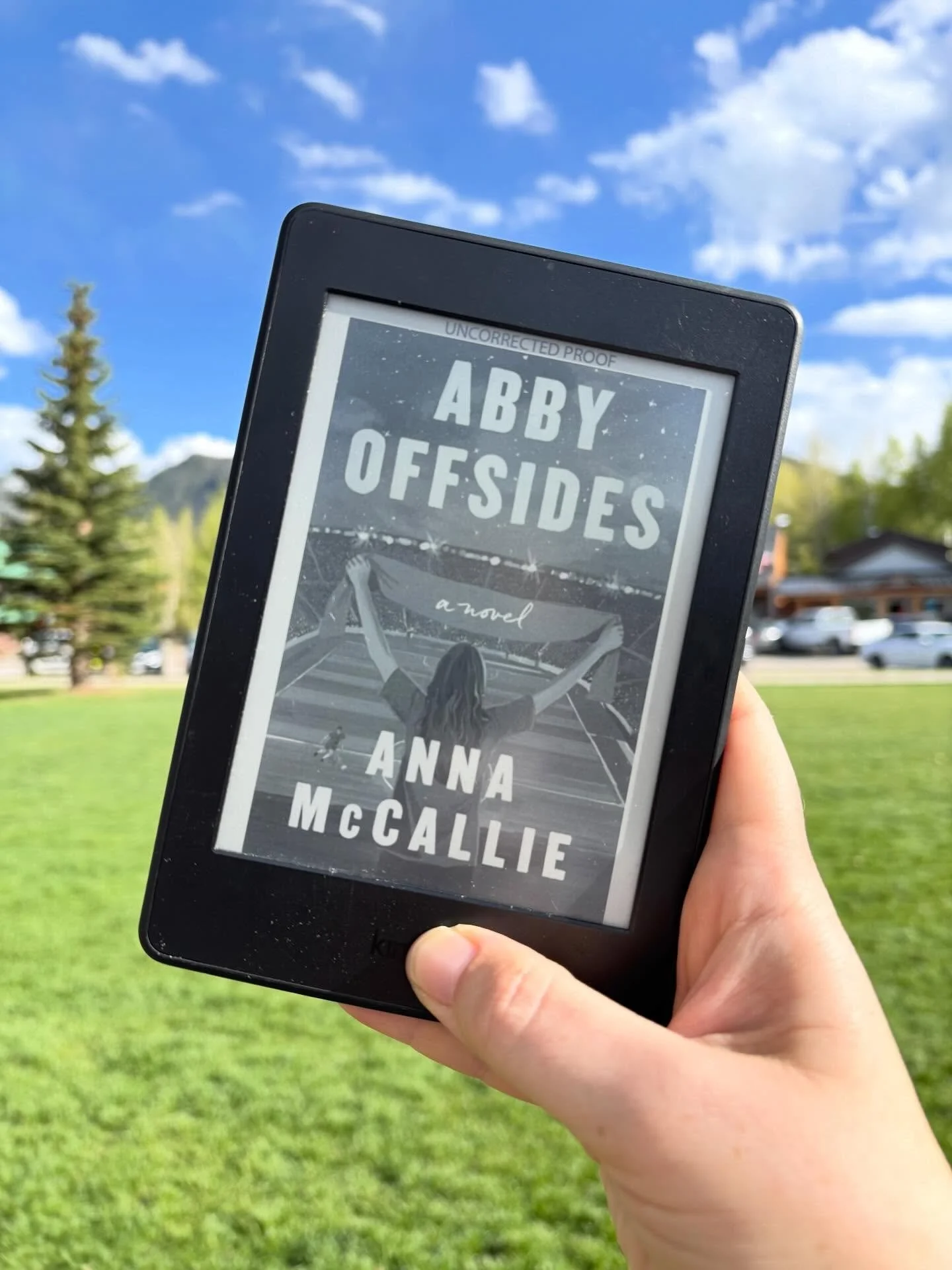 Full review! ⭐️⭐️⭐️⭐️💫 Abby Offsides by @annamccallieauthor is a rom com coming out June 23. This story was fresh and lovely and I enjoyed every minute of it!

After her engagement ends, Abby heads across the pond to work for a professional men&rsqu