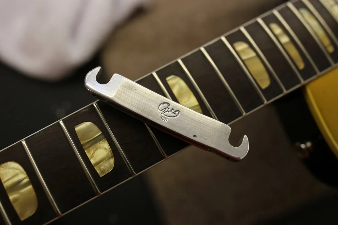 Custom Mojoaxe gauge compensated wrap tailpiece.