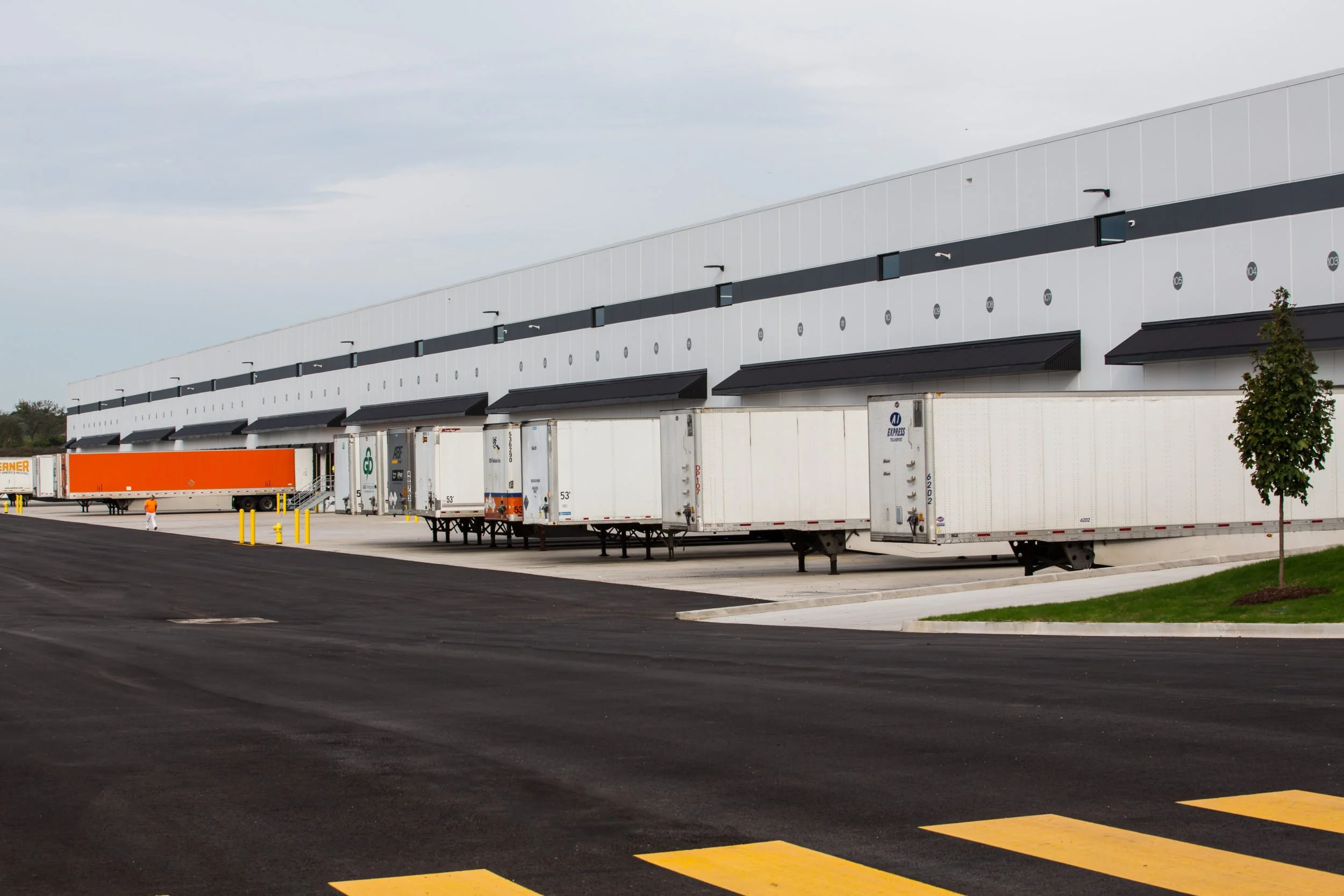 wayfair-e-commerce-trucks.jpg