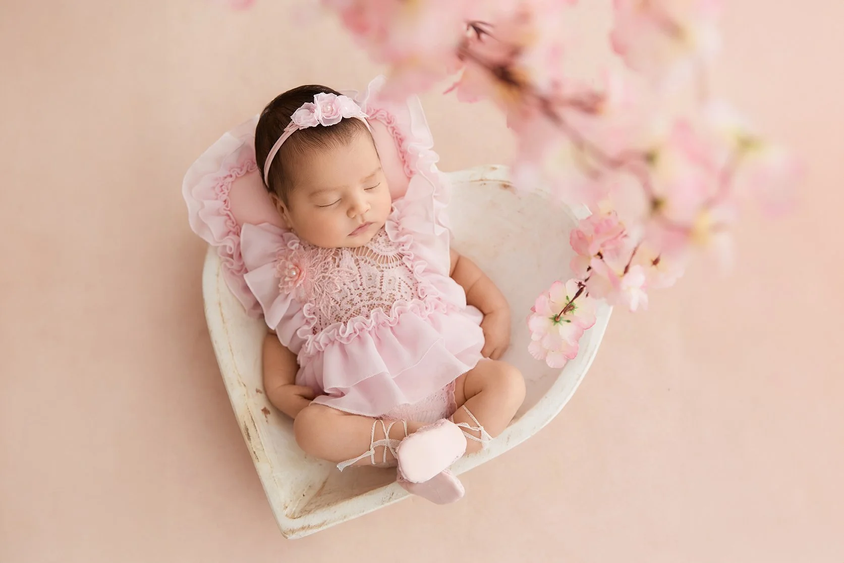The Ultimate Guide to Newborn Photography in Dubai 