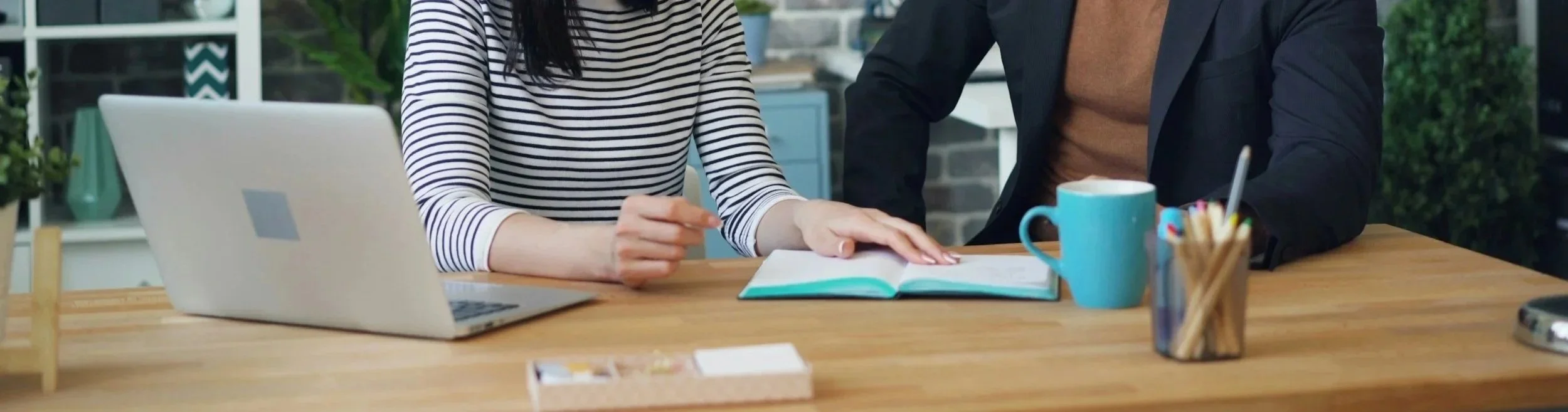 Pediatric speech-language pathologist discussing child’s speech therapy progress with parent during check-in in Shavano Park in San Antonio