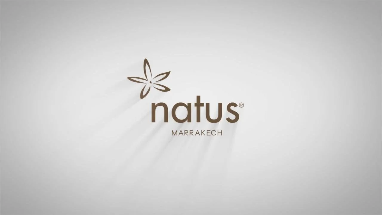 Logo de Natus Marrakech avec une fleur stylisée à gauche du nom.