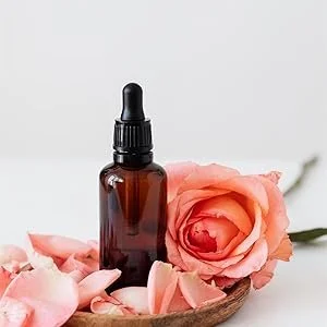 Flacon ambré et pétales de rose.jpg