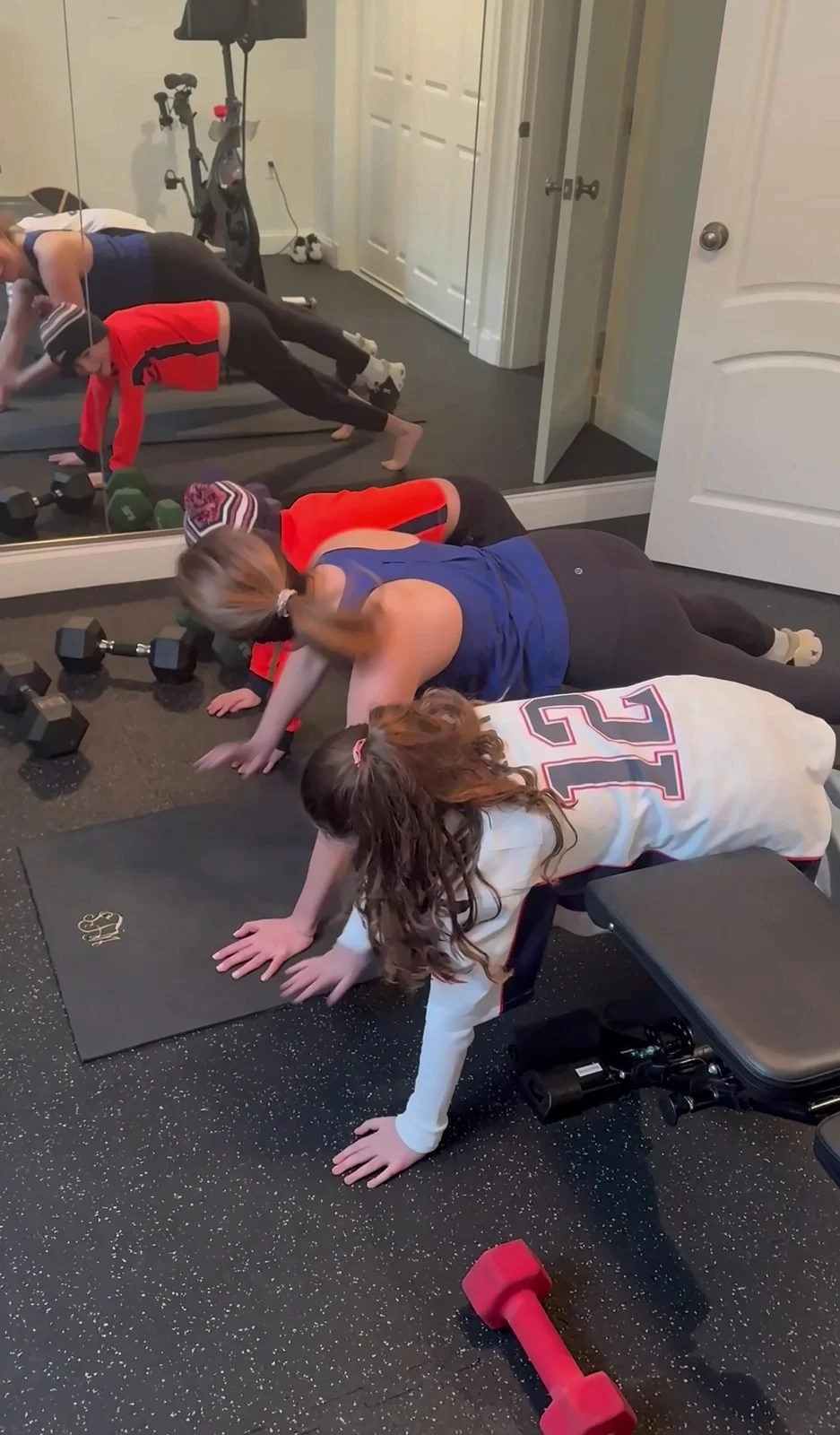 B4_group-training-pushups.jpg