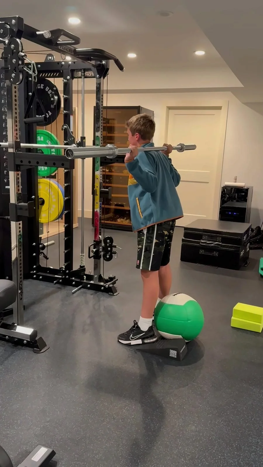 A3_youth-barbell-squat.jpg