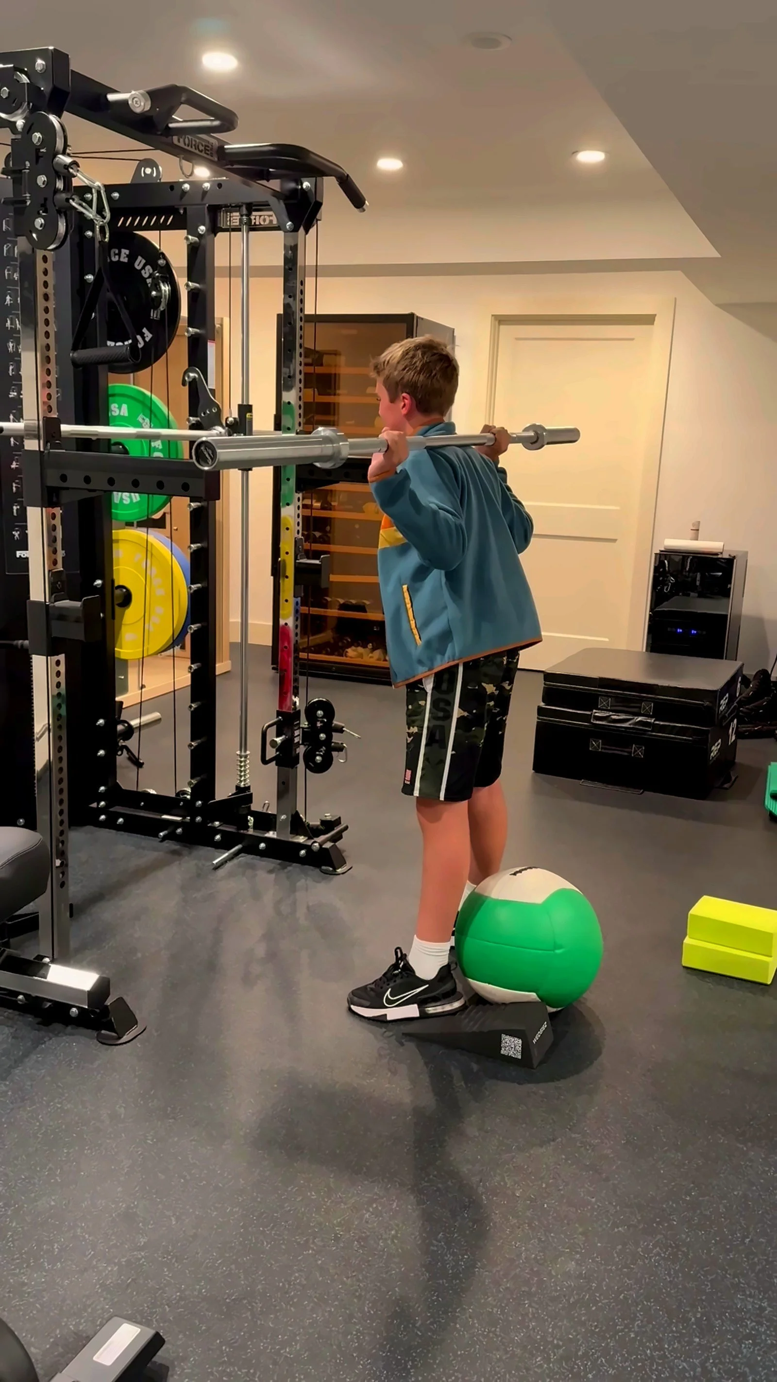 A3_youth-barbell-squat-hd.jpg