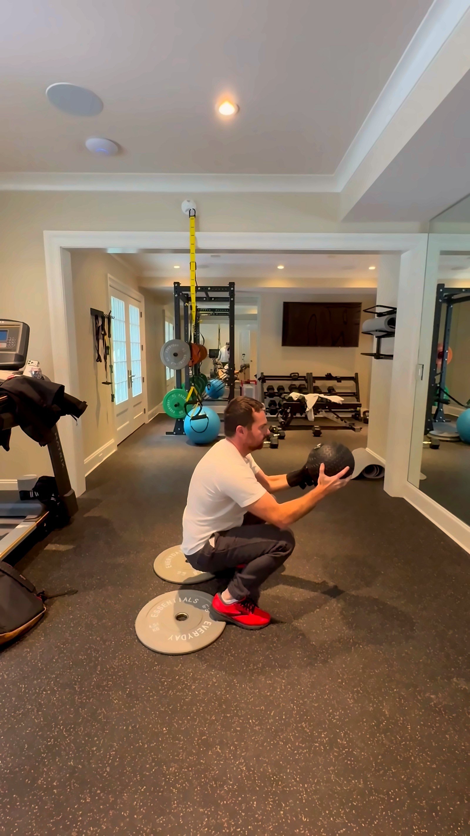 B1_adult-medball-squat-hd.jpg