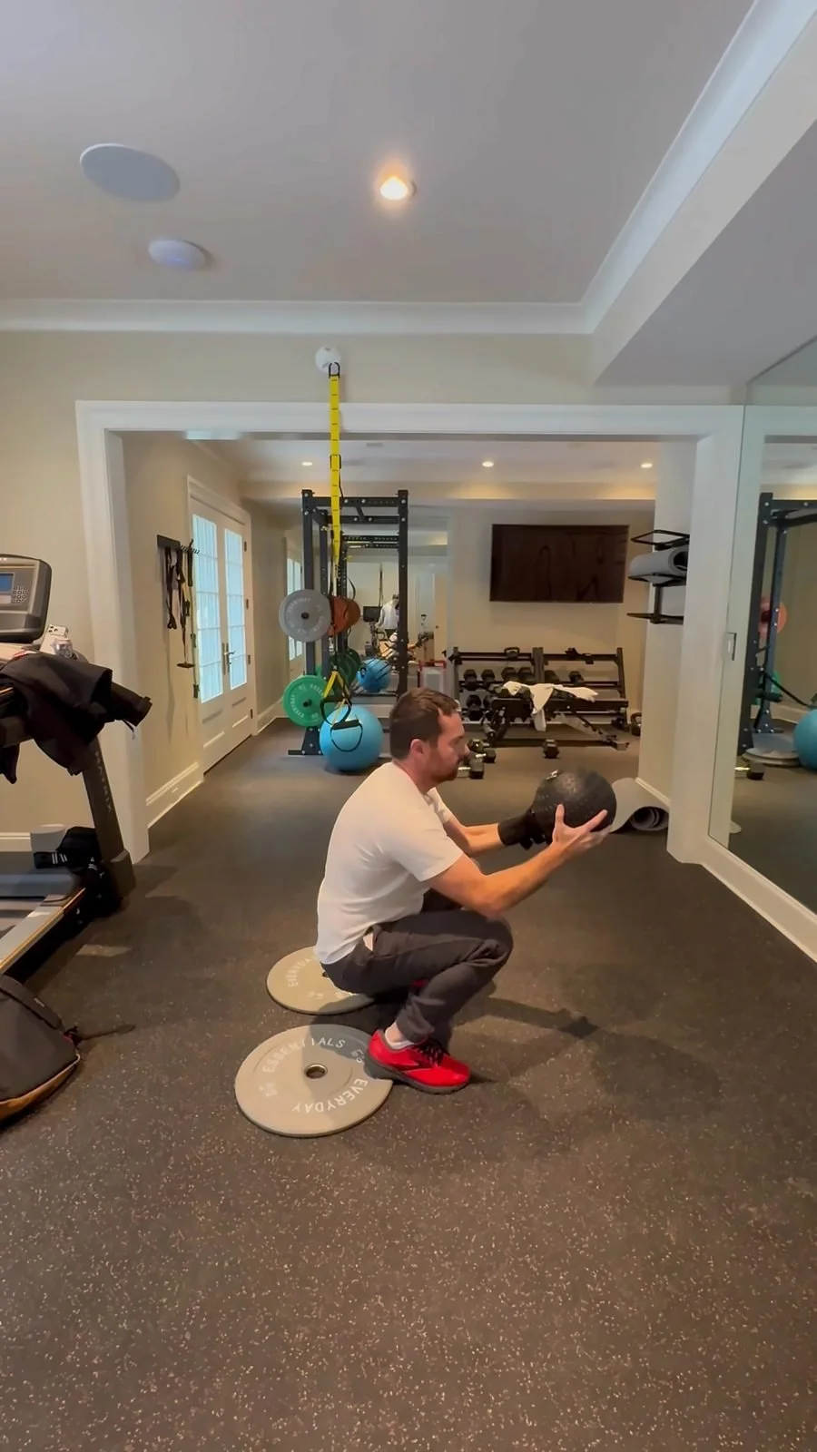 B1_adult-medball-squat.jpg