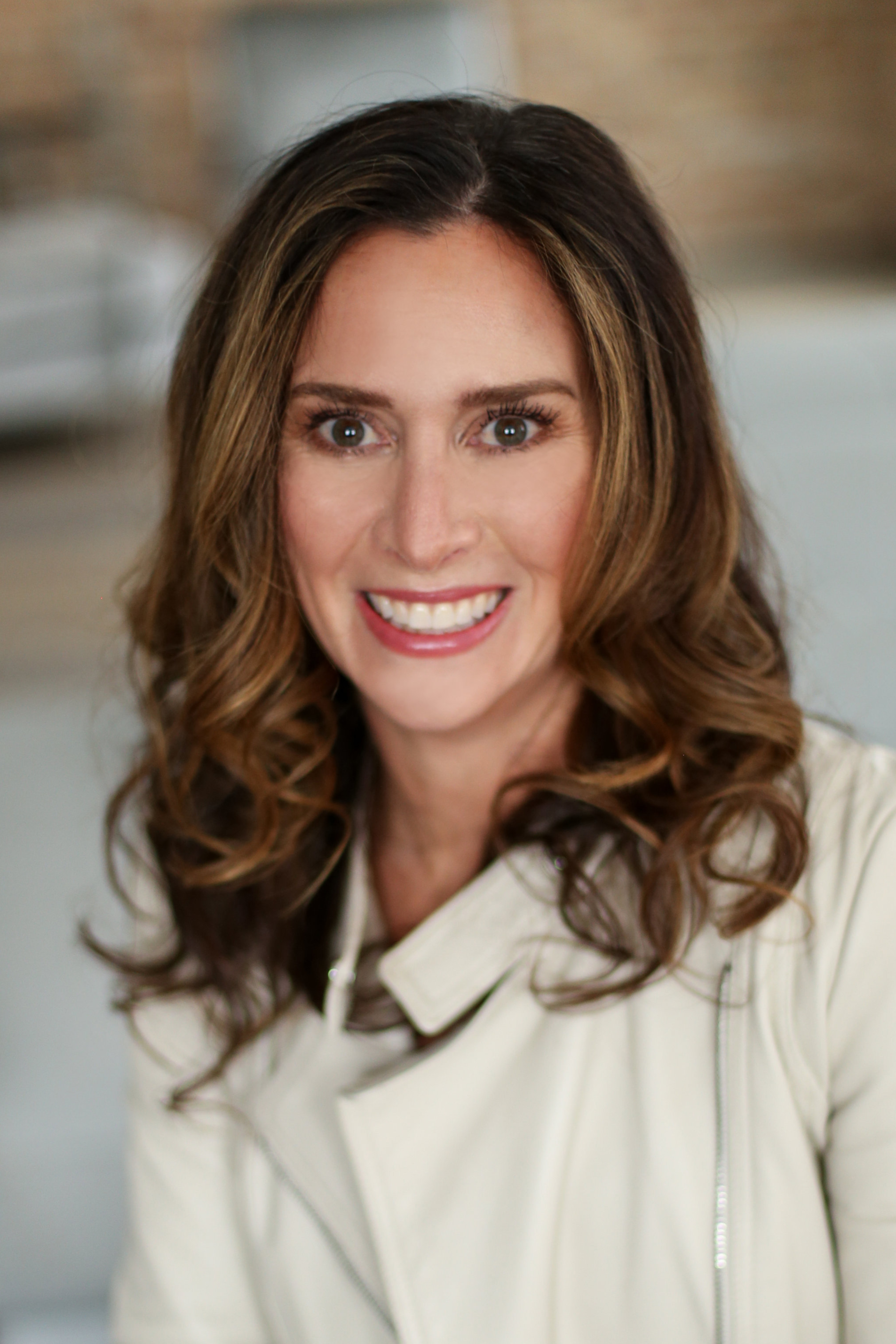 headshot - amy robbins.png