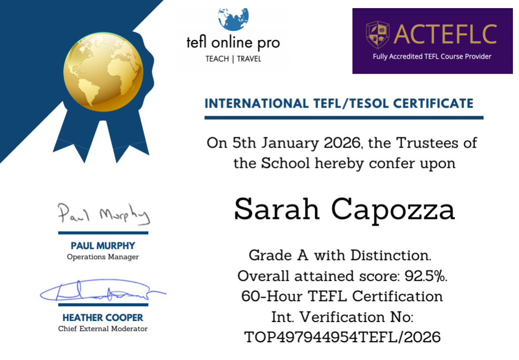 Internationales TEFL/TESOL-Zertifikat für Sarah Capozza, ausgestellt am 5. Januar 2026, mit Unterschriften von Paul Murphy und Heather Cooper, und Logos von TEFL Online Pro und ACTFLC.
