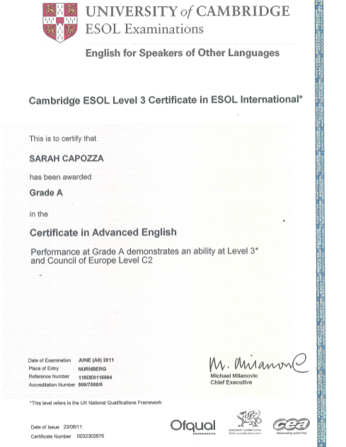 Zeugnis der University of Cambridge für Sarah Capozza, das ihre bestandene Abschlussprüfung in Englisch auf fortgeschrittenem Niveau bestätigt, mit Grade A, ausgestellt am 23. August 2011 in Nürnberg.