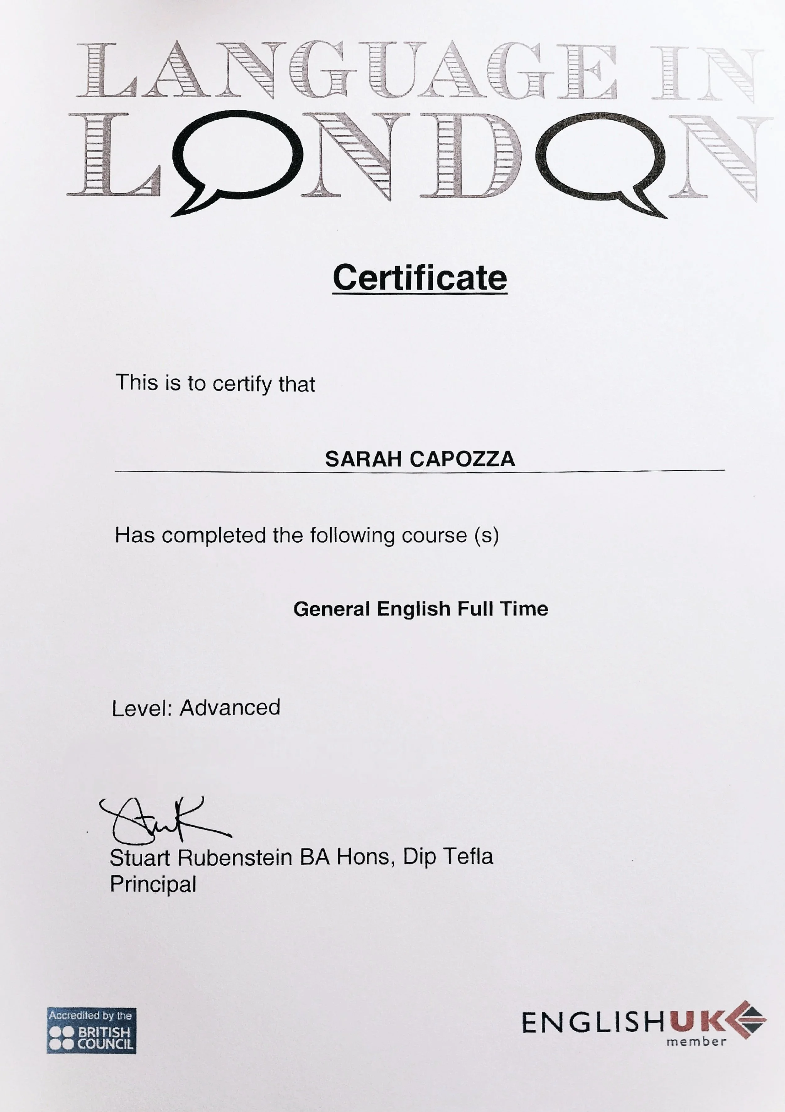 Zertifikat für den Abschluss eines Kurses in Englisch, mit dem Namen Sarah Capozza, unterschrieben von Stuart Rubenstein, mit Logos des British Council und ENGLISHUK.