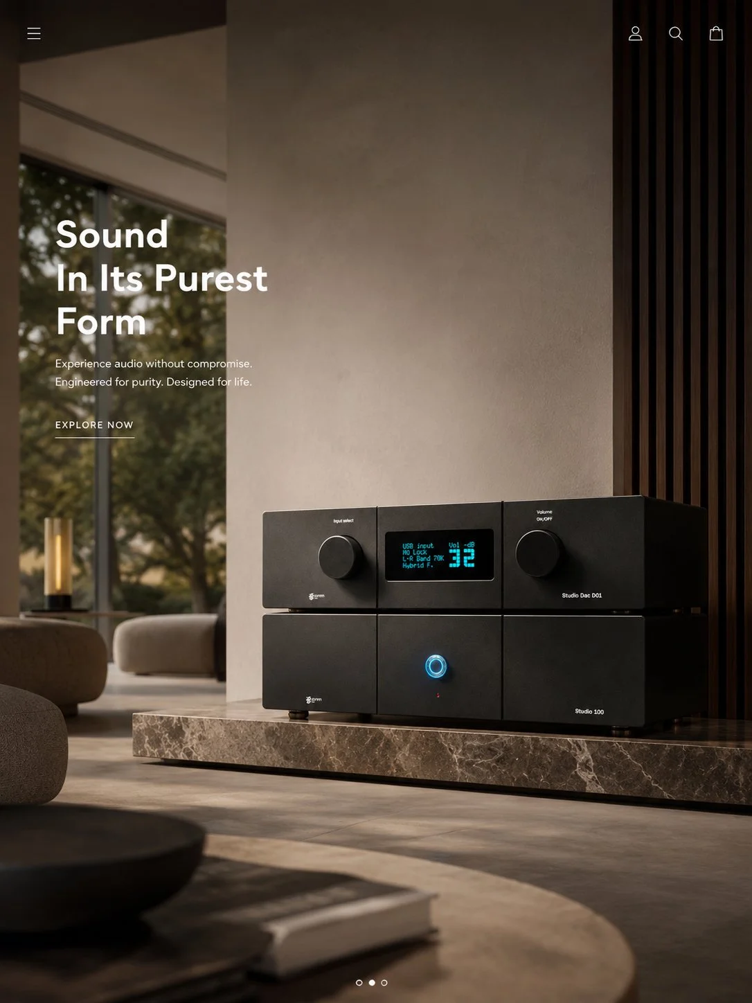 Un impianto audio nero con display digitale e pulsanti, posizionato su una superficie di marmo in un ambiente moderno con grandi vetrate e sedute eleganti.