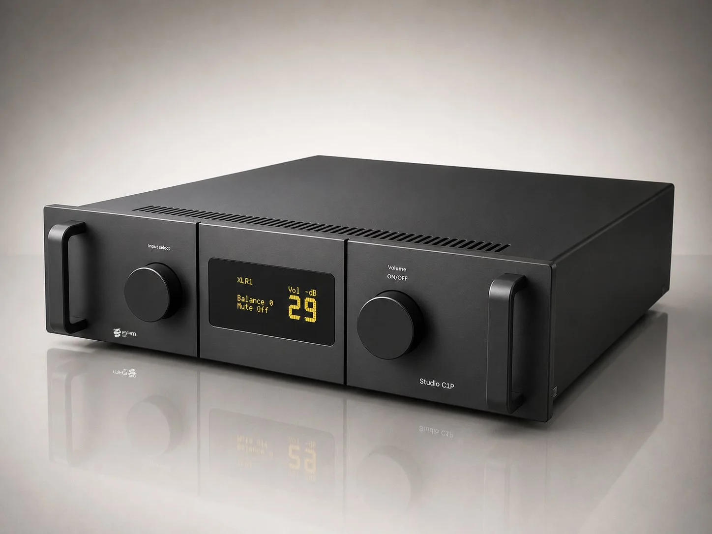 Amplificatore audio nero con display digitale e due manopole, posizionato su una superficie riflettente.
