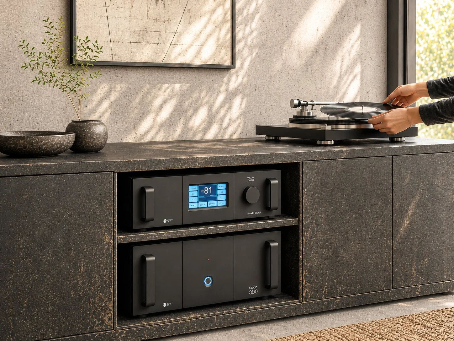 Una console in marmo con apparecchiature audio, tra cui un amplificatore con display digitale e un sistema di subwoofer. Sul ripiano superiore, un giradischi e alcune piante decorative.