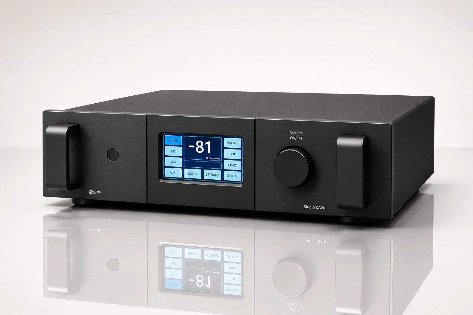 Amplificatore audio nero con display digitale sul davanti, due manopole e vari pulsanti, riflesso sulla superficie bianca