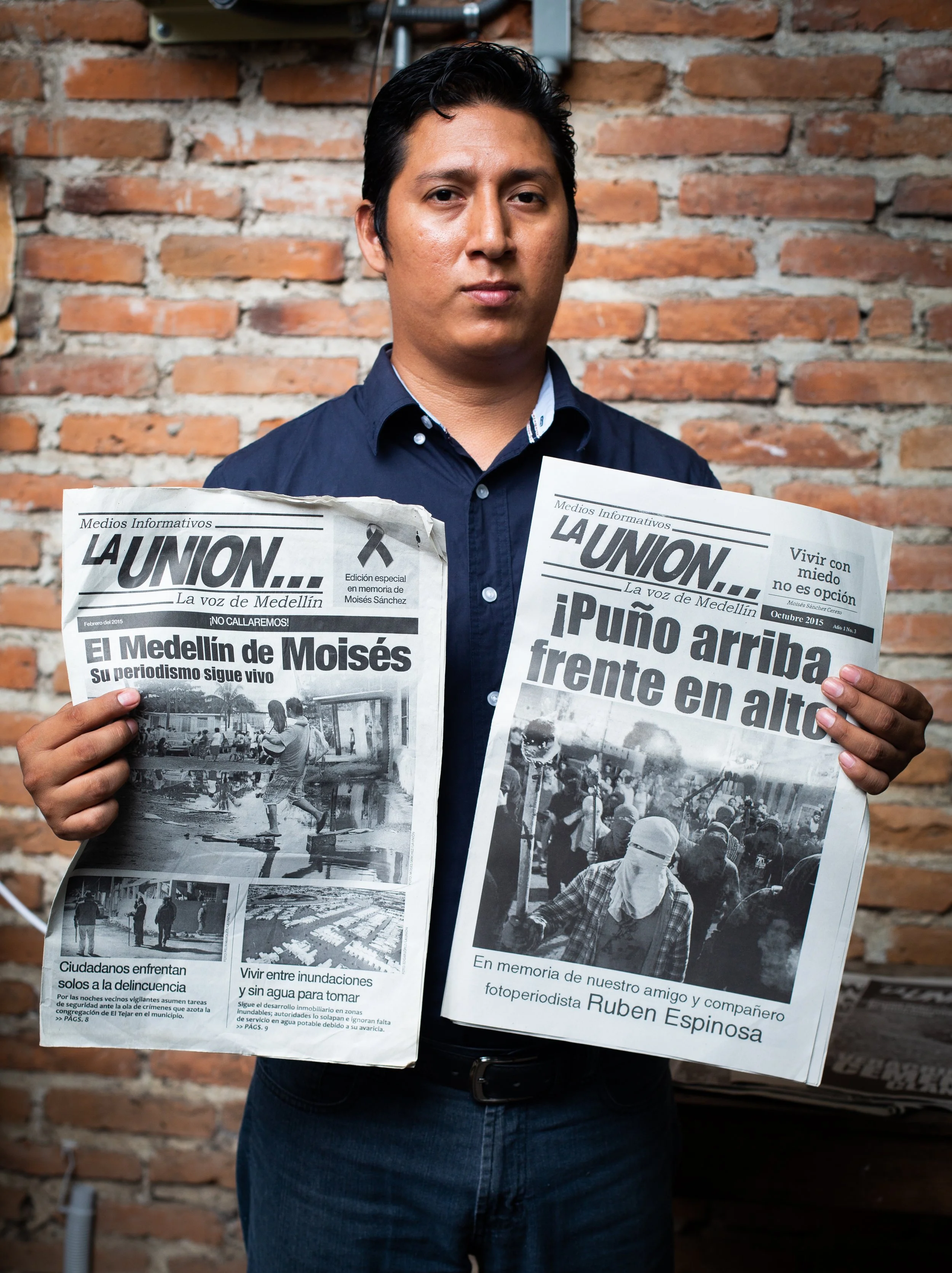 Jorge Sanchéz holder avisene La Unión.jpg