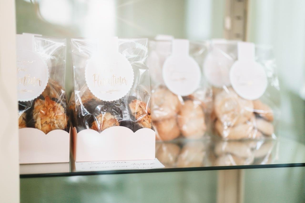 Geschenktüten mit gebackenen Keksen oder Cookies, transparente Verpackung, im Laden display.