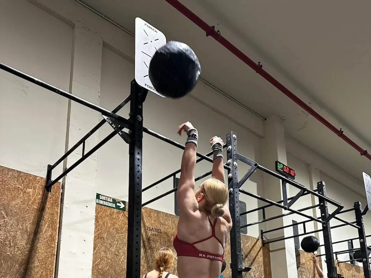 chica haciendo wallball