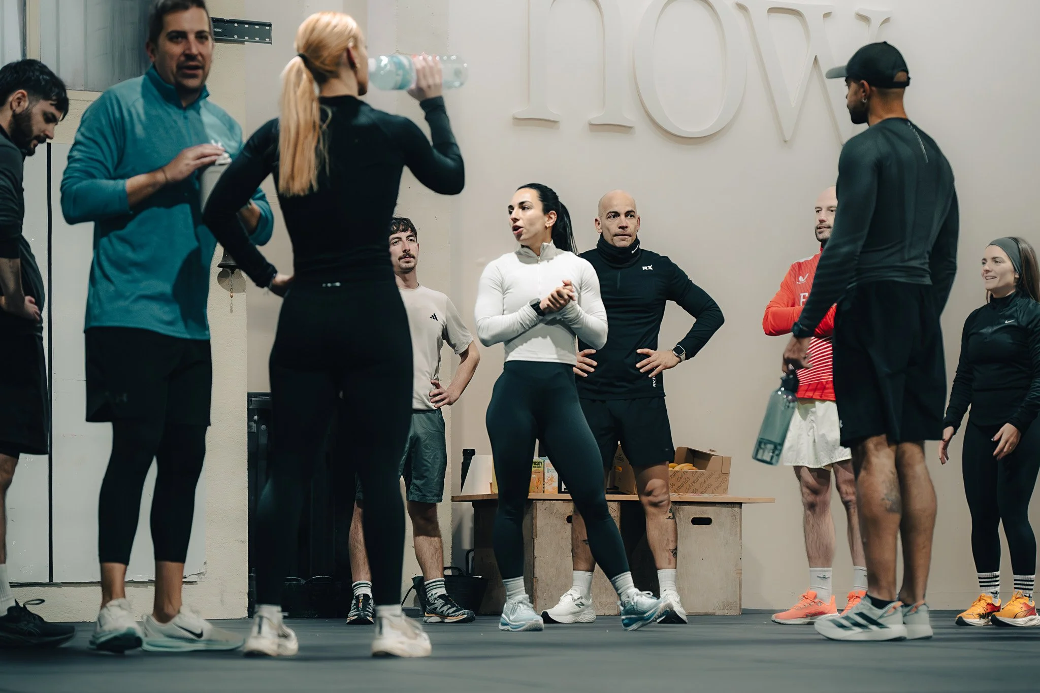 coach en gimnasio en poblenou barcelona explicando clase dirigida