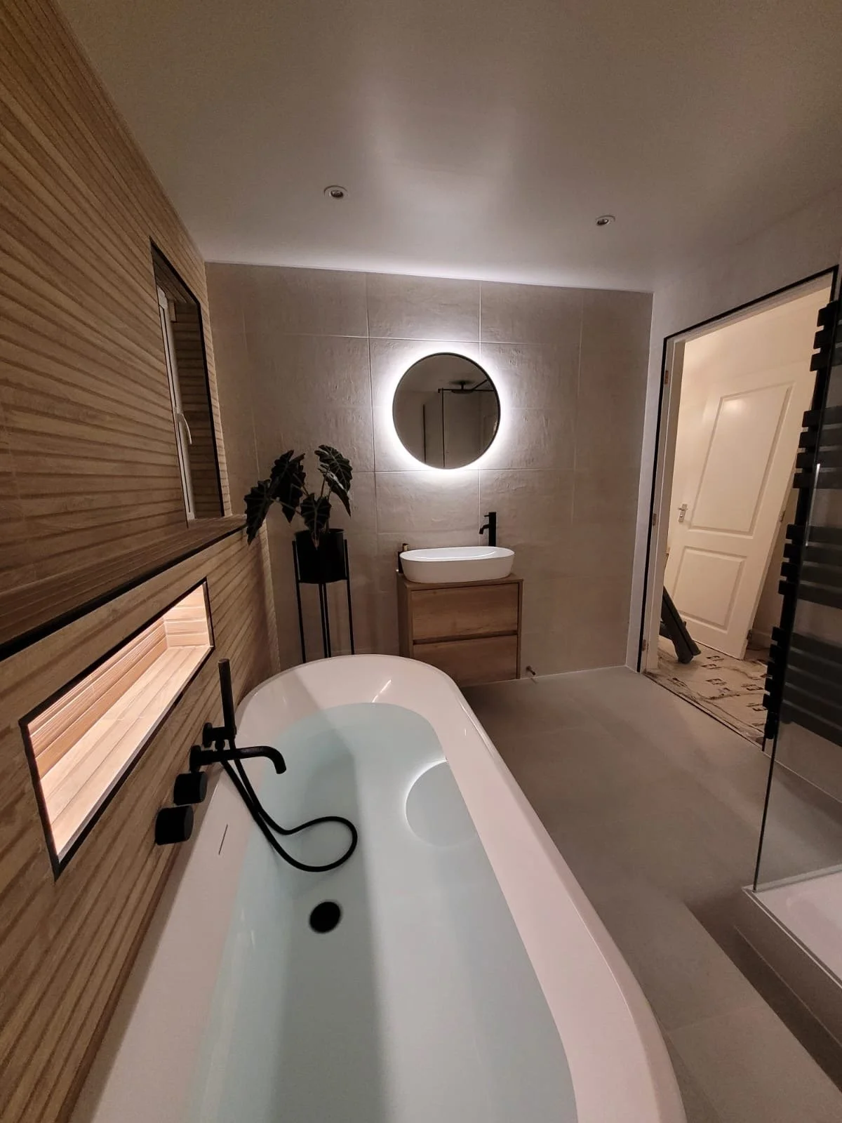 Calm Bathroom With Dimmable LED Mirror