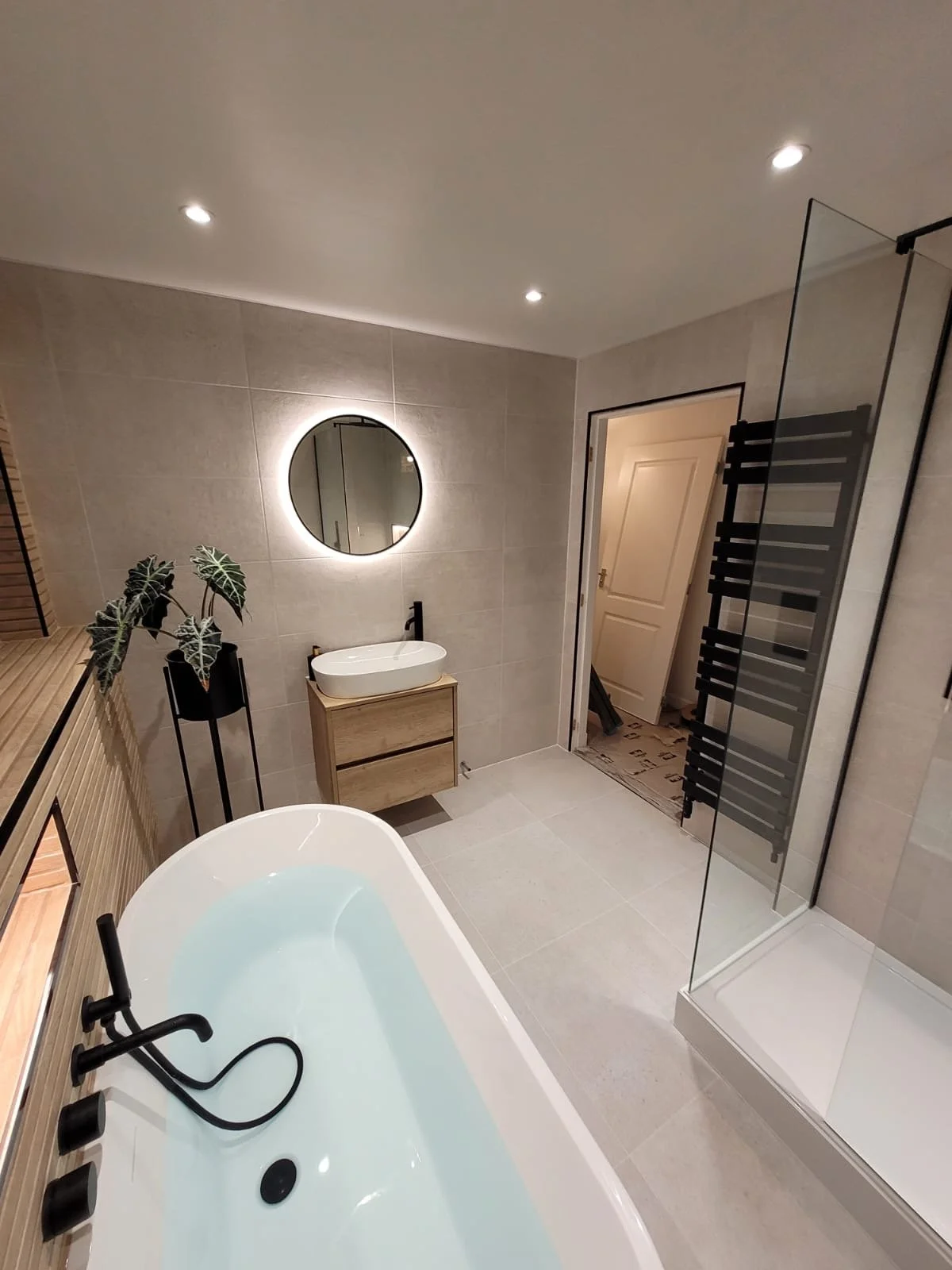 Freestanding Bath With Black Features