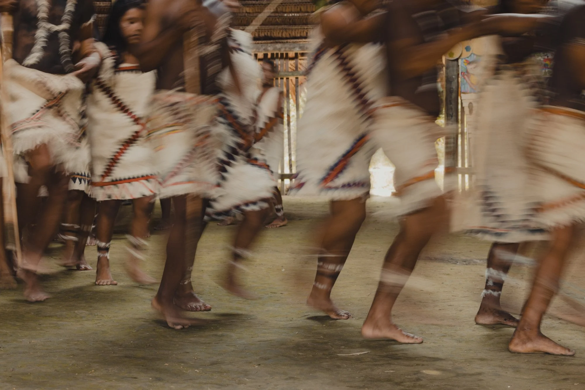 Tänzerinnen in traditioneller Kleidung in Bewegung.