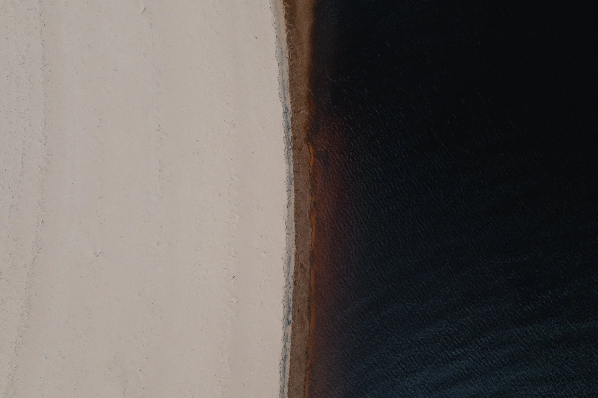 Abstrakte Ansicht einer Küsten- oder Uferlinie mit sanftem Farbverlauf.