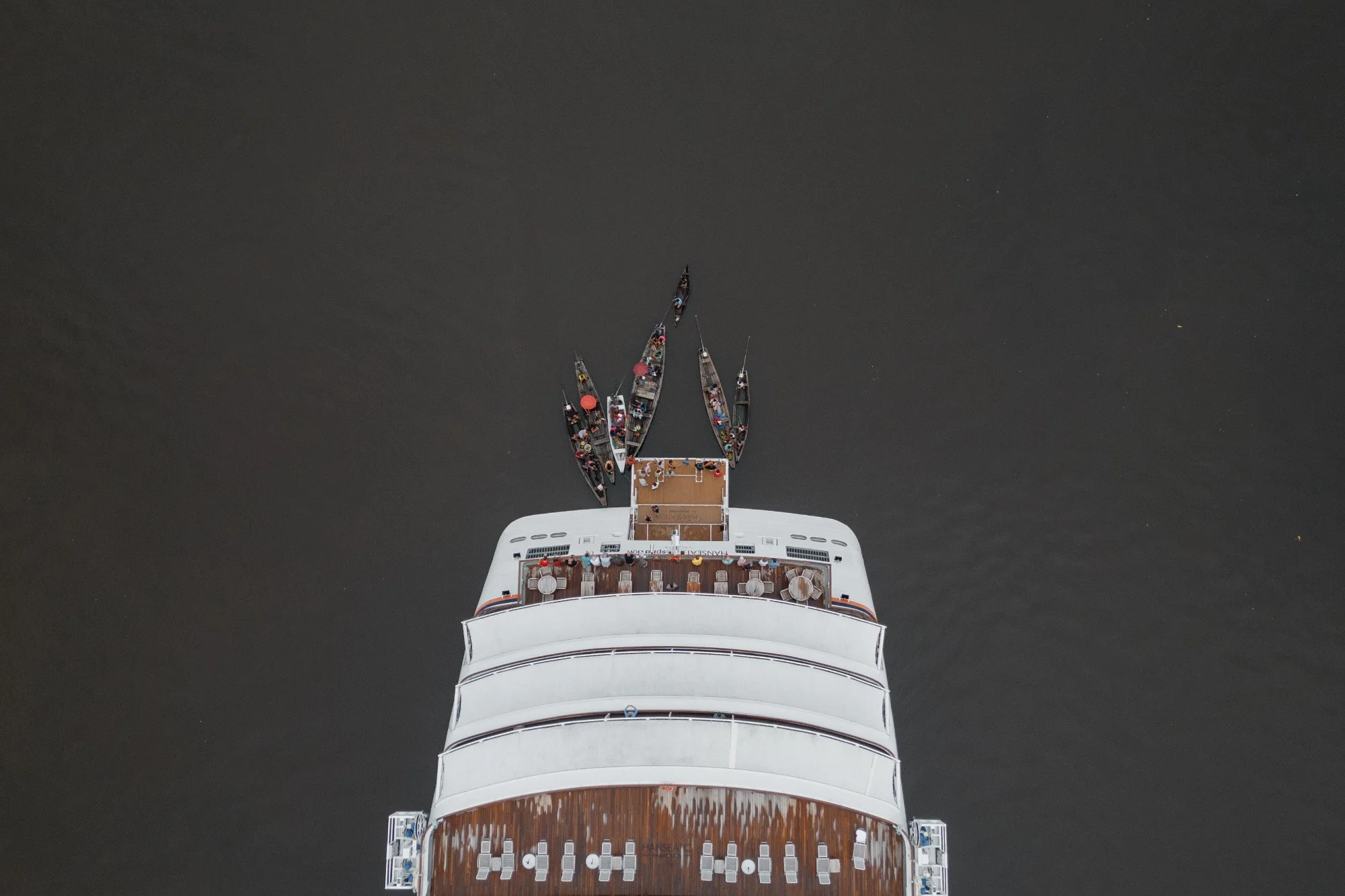 Dunkler Fluss in senkrechter Drohnenperspektive.