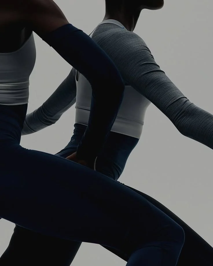 Dos personas en ropa deportiva haciendo pilates