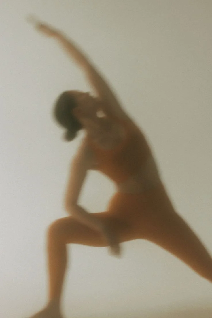 Mujer en posición de pilates