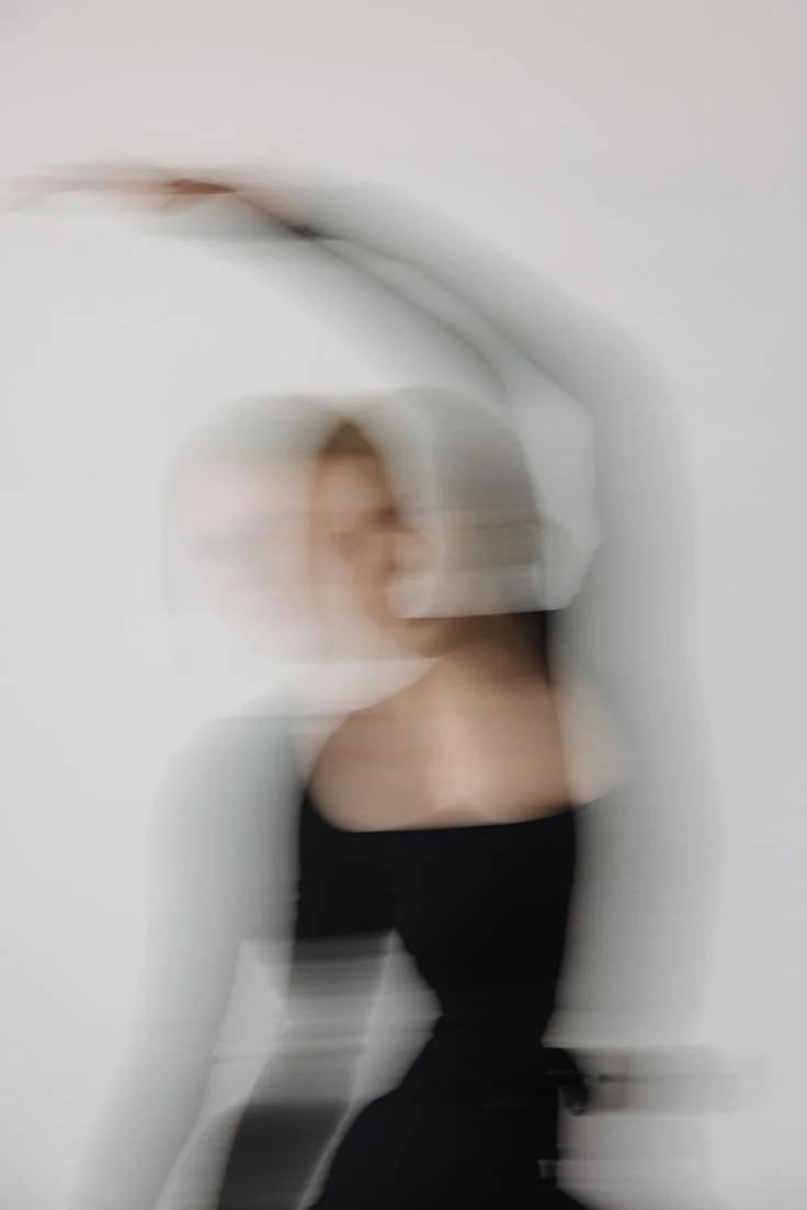 Une femme faisant du pilates