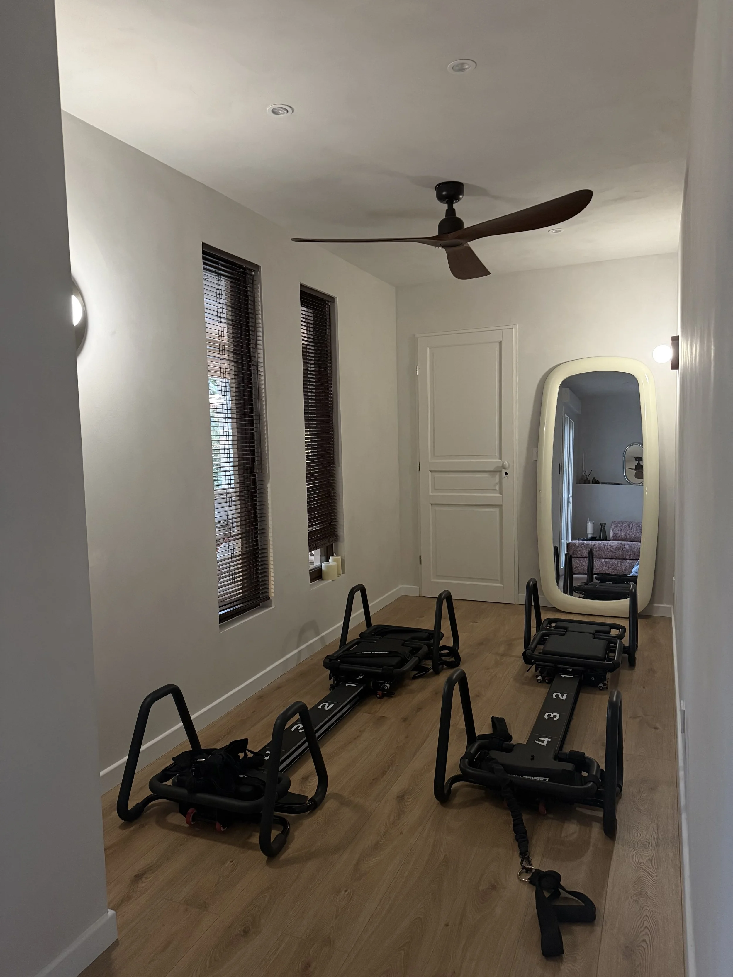 Deux reformers dans une pièce avec un miroir