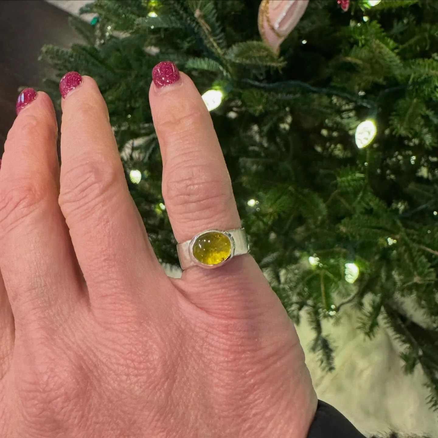 One of my tiny nugget baby&rsquo;s best tiny nugget baby friends came up to me and told me he liked my ring. A genuine compliment from a 5 year old fellow artist? Doesn&rsquo;t get a lot better. #fellowartist #momstyle #schoolpickup #jewelrydesigner 