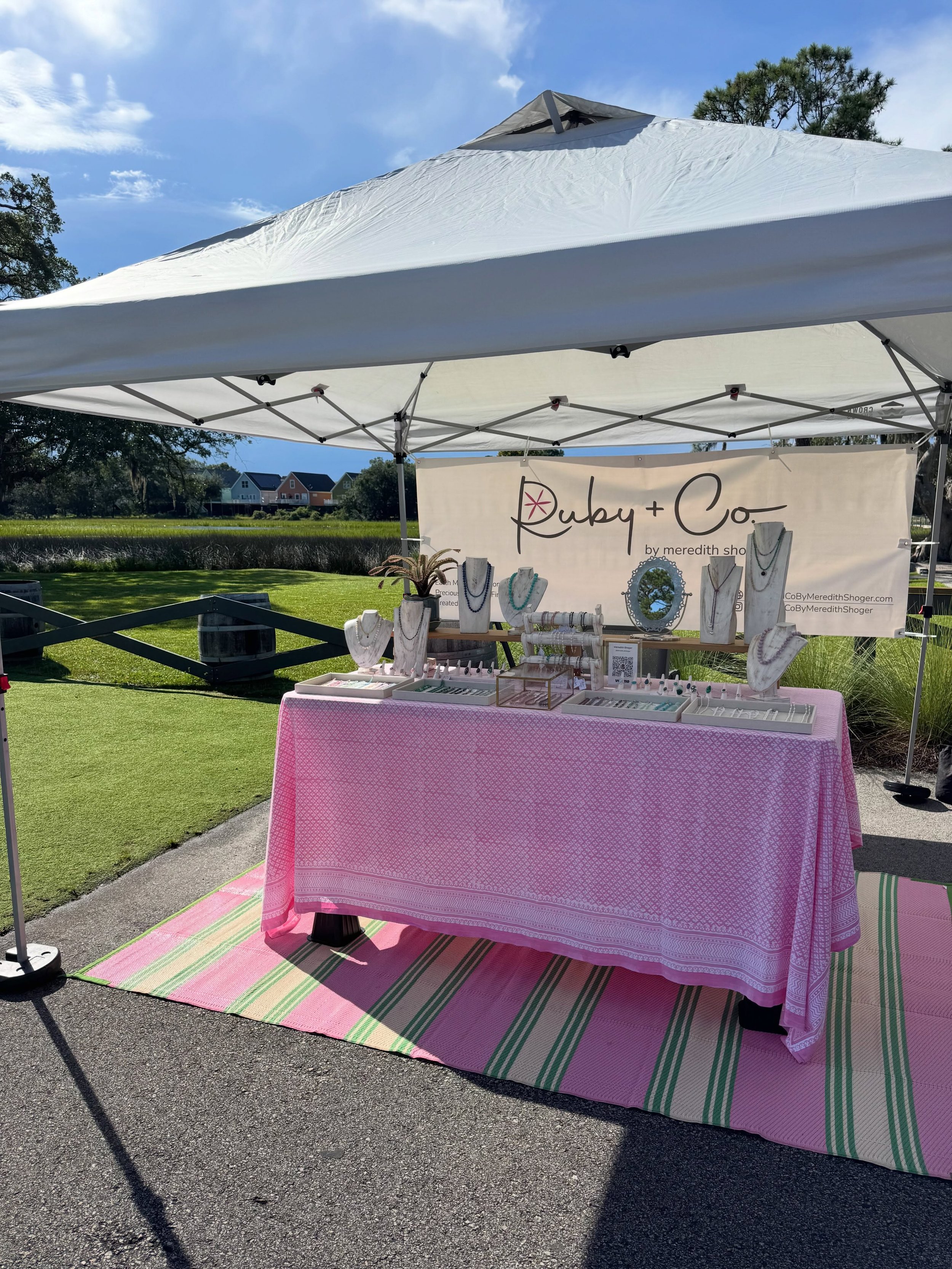 So grateful for the sunshine and this little outdoor jewelry store. I love her and all your support means the world to me. Whether it&rsquo;s a &ldquo;like&rdquo; or a kind word or a purchase, it all matters. 💛 #madeincharleston #handcraftedjewelry 