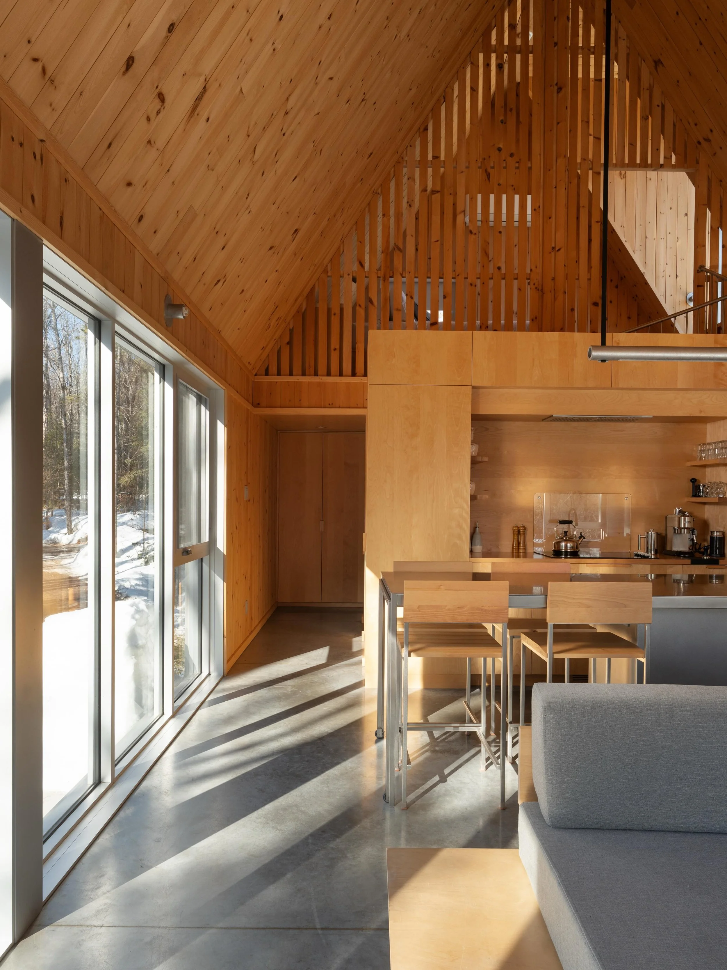 Are you looking for a beautiful place to stay for a few days, want to skip the city?

Welcome to my little paradise 🌲✨

A Scandinavian-style loft nestled in Rawdon, Quebec -just 1 hour from Montreal.

An open-concept, 3-story treehouse sanctuary fil